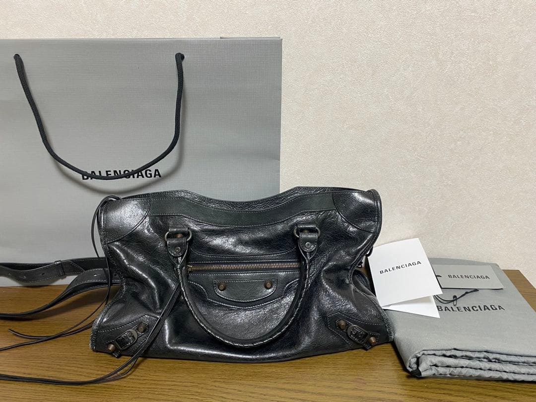 【BALENCIAGA】　LE CITY バッグ　ミディアム Women's Le City Bag Medium in Camel | Balenciaga US